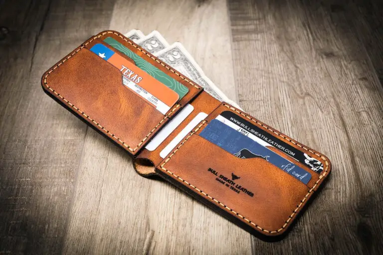 Fashionably Functional: Why Bi-Fold Wallets Are Essential for the Style-Savvy